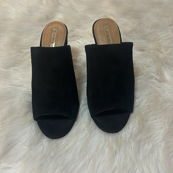 Woman’s Black TAHARI heels - Picture 2 of 4